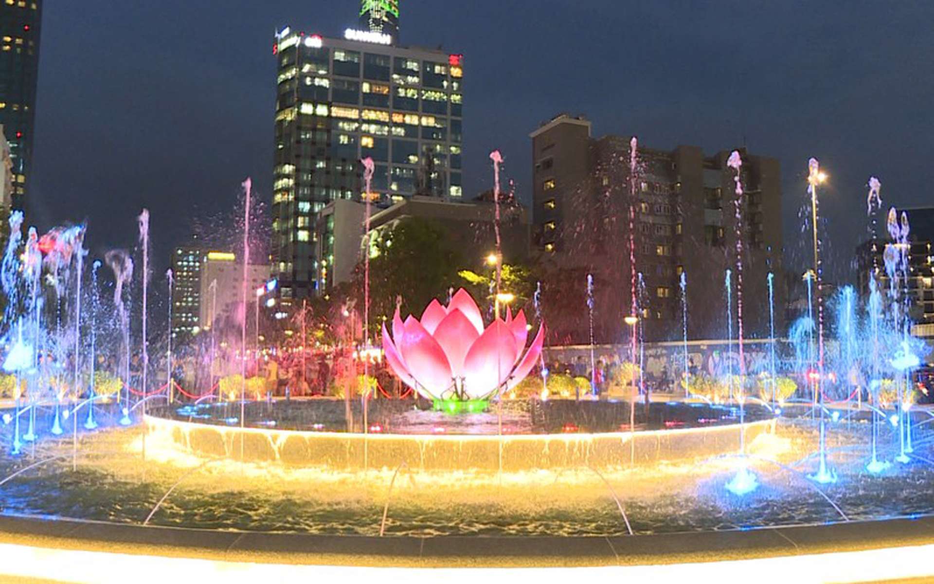 dai-phun-nuoc-tai-giao-lo-duong-nguyen-hue-va-duong-le-loi